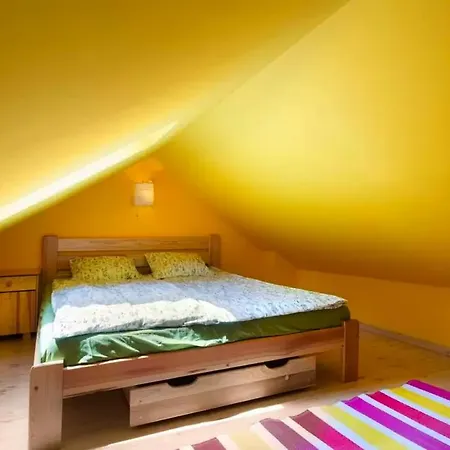 Live Like Locals: Market Square X Jewish District Apartment