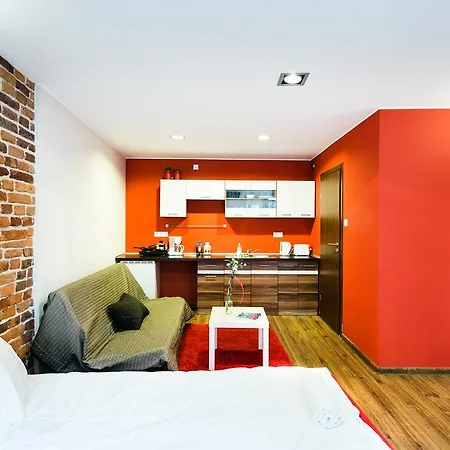Live Like Locals: Market Square X Jewish District Apartment